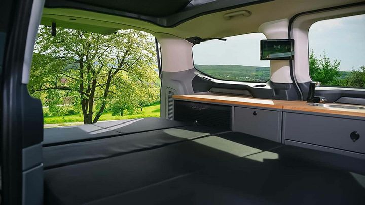 Interior de la Volkswagen Caravelle transformada por Vanexxt