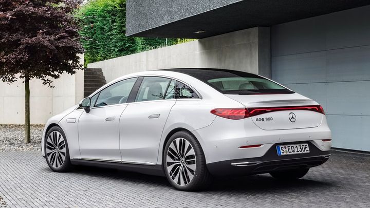 El diseño del Mercedes EQE muestra una línea moderna que ahora se revisará