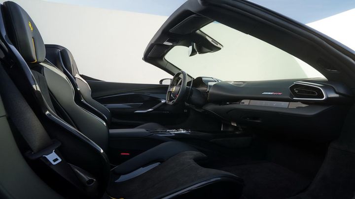 Interior del Ferrari 296 GTS N-Largo, lujoso y enfocado en la experiencia del conductor.