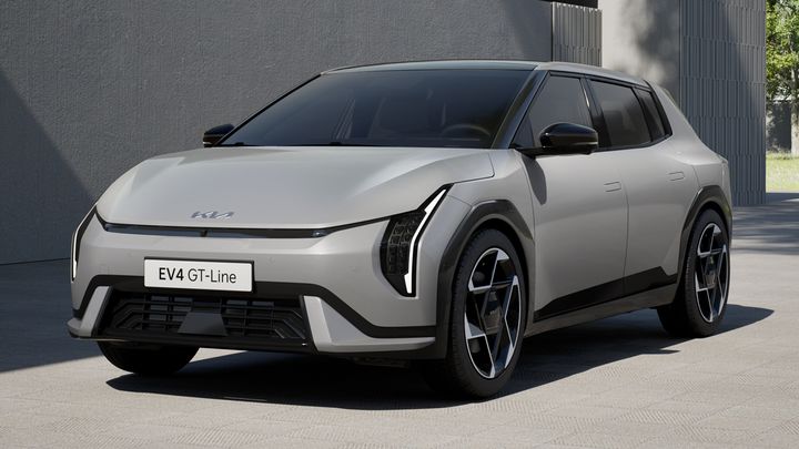 KIA EV4 de cinco puertas, diseño deportivo y moderno.