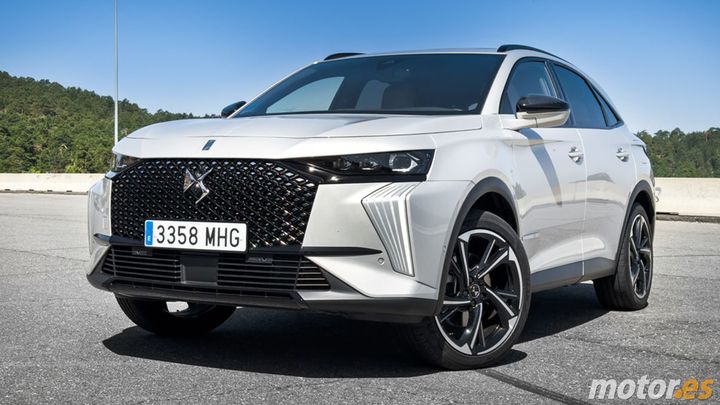 Interiores del DS 7, lujo y tecnología en un SUV de diseño elegante.