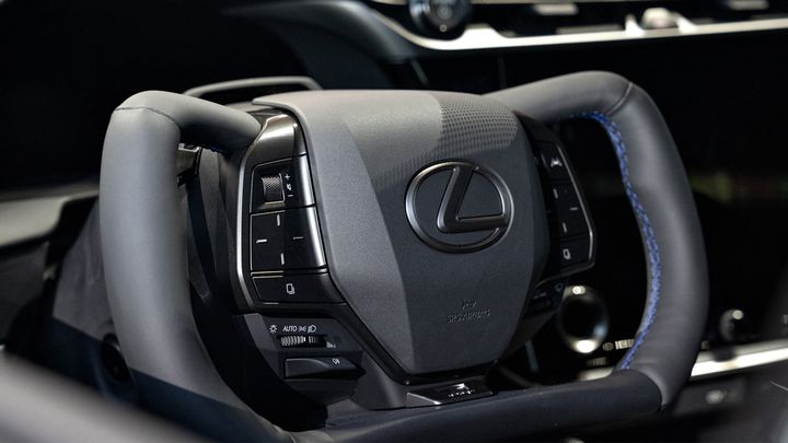 Detalles deportivos del Lexus RZ 550e F SPORT