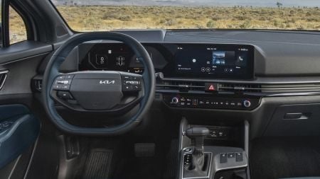 Esto no te cuentan al comprar un coche, la tecnología enamora… y también arruina