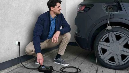 ¿Cargas tu coche eléctrico en casa y con un enchufe convencional? Estás tirando dinero de más a la basura