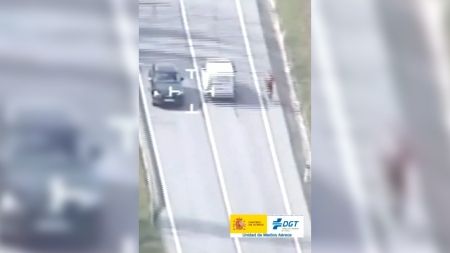 La DGT vuelve a cabrear a los conductores en X con su último vídeo: una “maniobra temeraria” con un ciclista