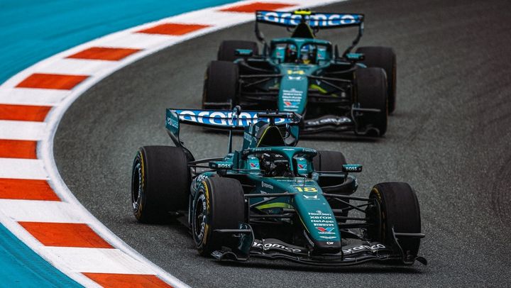 alonso-divierte-costa-checo-perez-caja-c