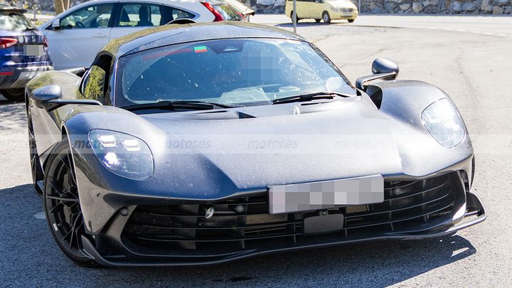 Aston Martin Valhalla 2027 - foto espía frontal