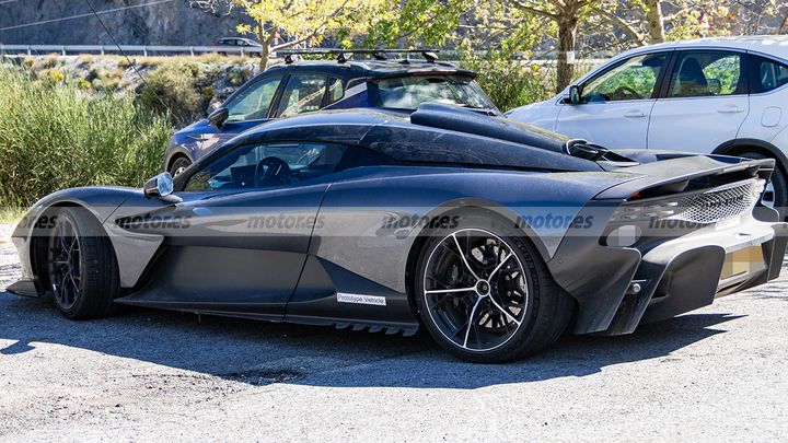 Aston Martin Valhalla 2027 - foto espía posterior
