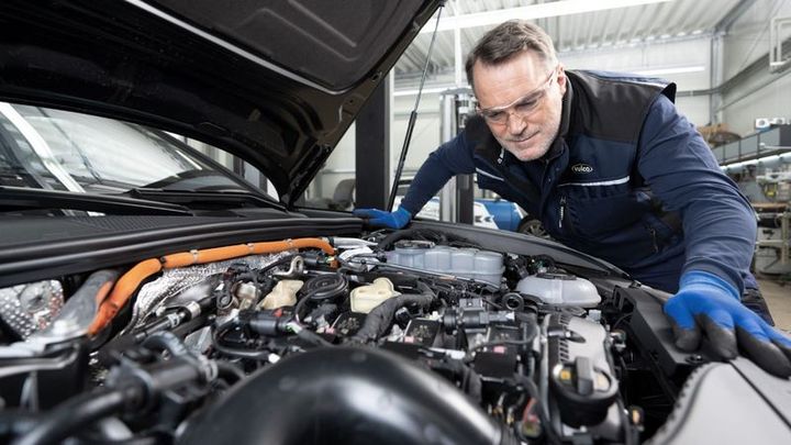 Mecánico arreglando un coche
