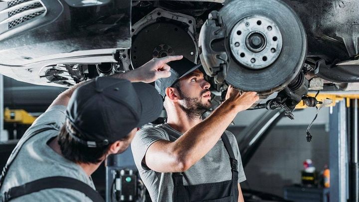 Mecánicos arreglando un coche