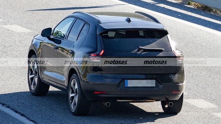 Volvo XC40 2027 - foto espía posterior
