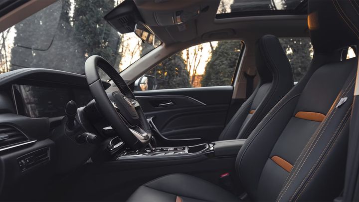 Bestune T77 - interior