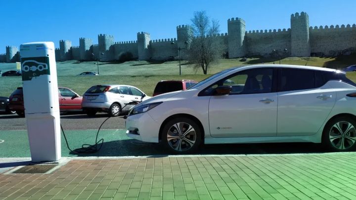 Nissan Leaf 40 kWh cargando en un cargador público en Ávila en 2017