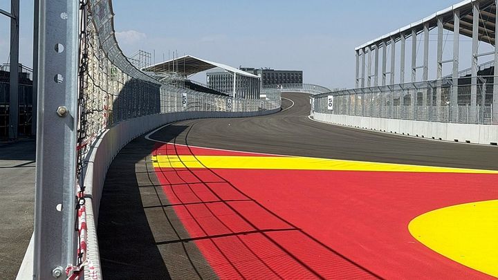 ferrari-telon-circuito-f1-madrid-primera