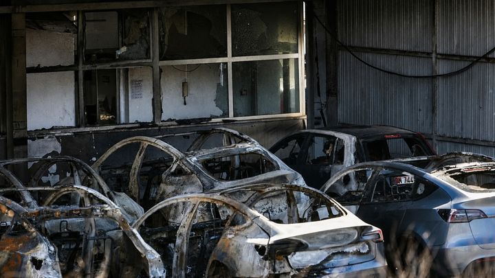 Incendio intencionado de vehículos eléctricos Tesla en un garaje de Roma