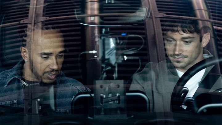 lewis-hamilton-conduce-polemico-ferrari-