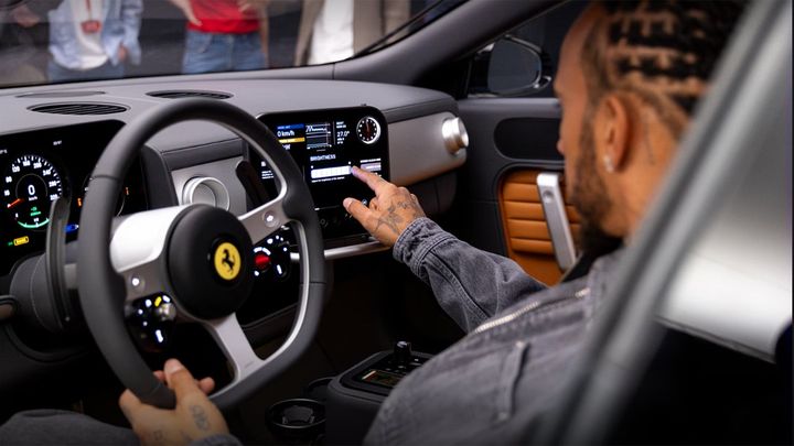 lewis-hamilton-conduce-polemico-ferrari-