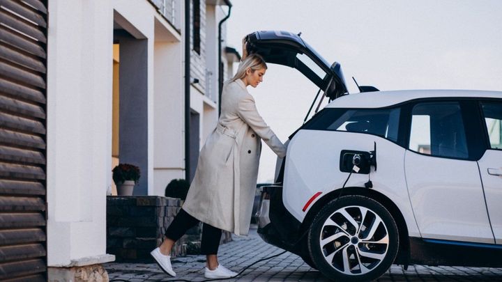 Coche eléctrico cargando