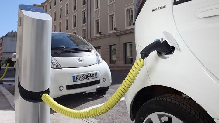 Cargar un coche eléctrico