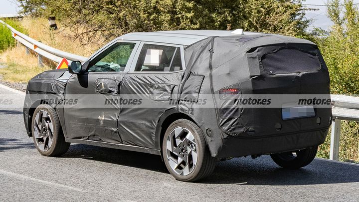 Hyundai KONA 2027 - foto espía posterior