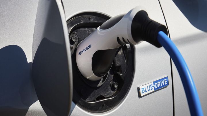 Un coche eléctrico cargando