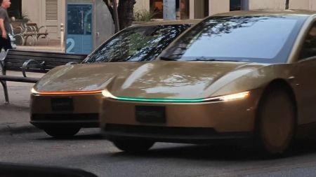 Una misteriosa luz verde ha aparecido en los faros de este Tesla: esconde uno de los próximos pasos de Musk con la conducción autónoma