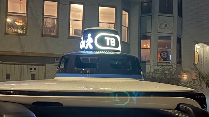 tesla-cybercab-misteriosa-luz-verde-faro