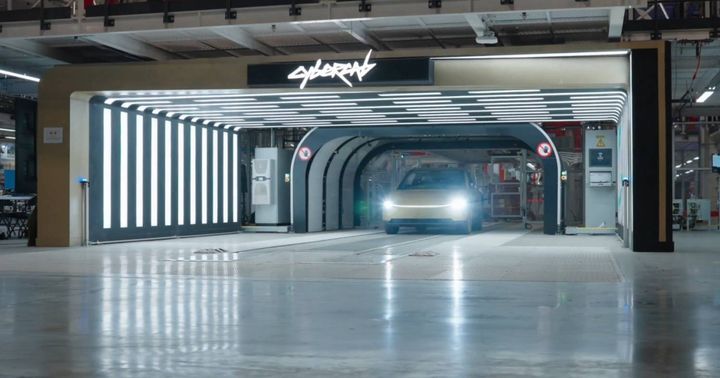 tesla-cybercab-misteriosa-luz-verde-faro