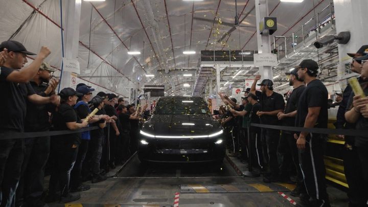 Coche de Tesla saliendo de la fábrica