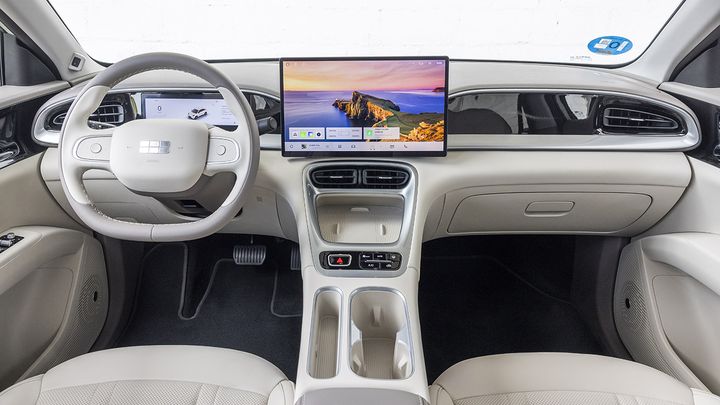 Geely E2 - interior
