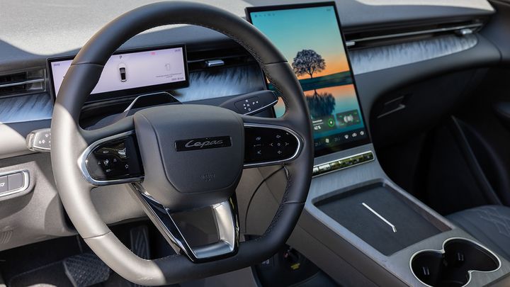 Lepas L6 EV - interior