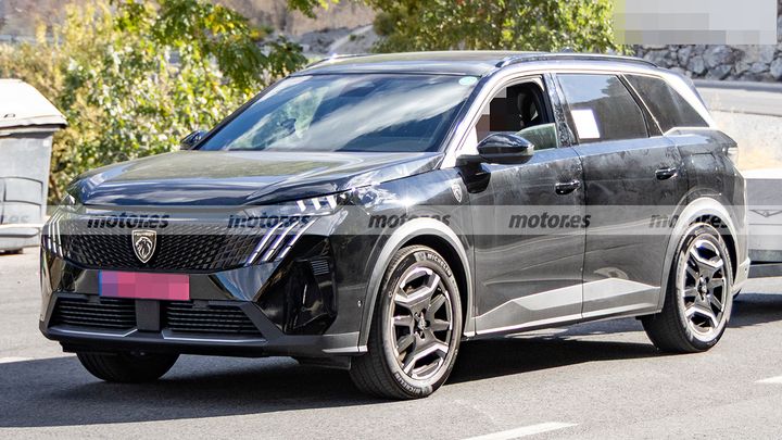 Peugeot 5008 Plug-in Hybrid 2027 - foto espía