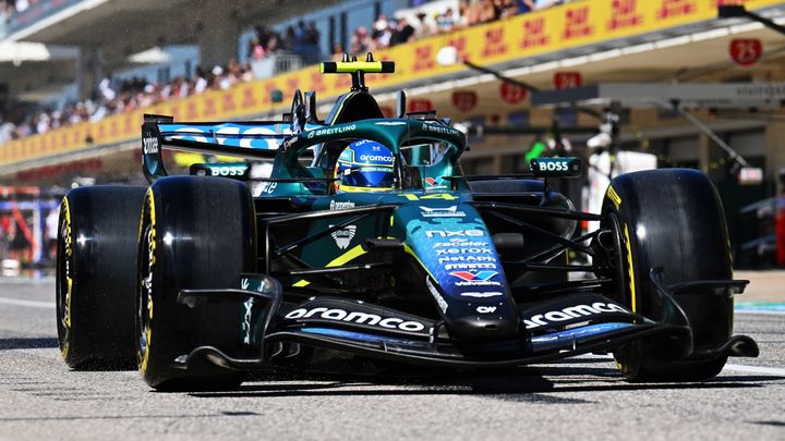 Fernando Alonso conduce el Aston Martin por el pit lane del circuito de Austin.