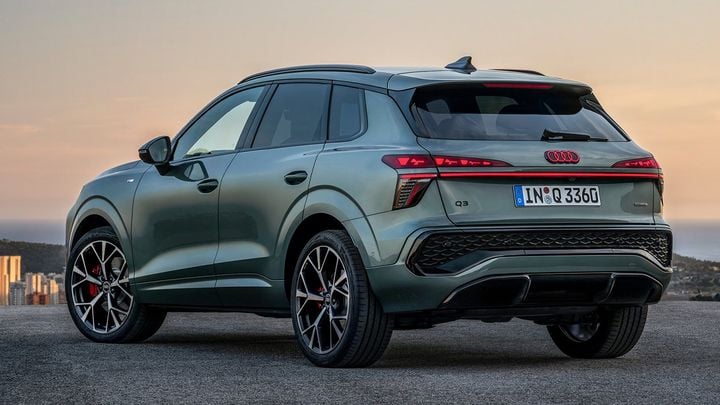 Vista lateral trasera del Audi Q3 quattro en color verde