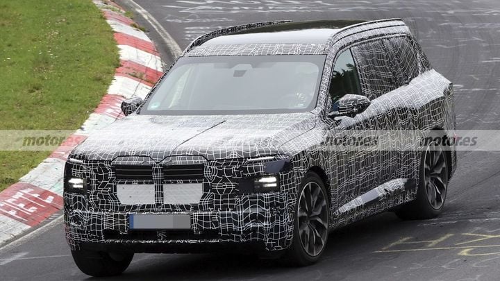 Vista 3/4 frontal del nuevo BMW iX7