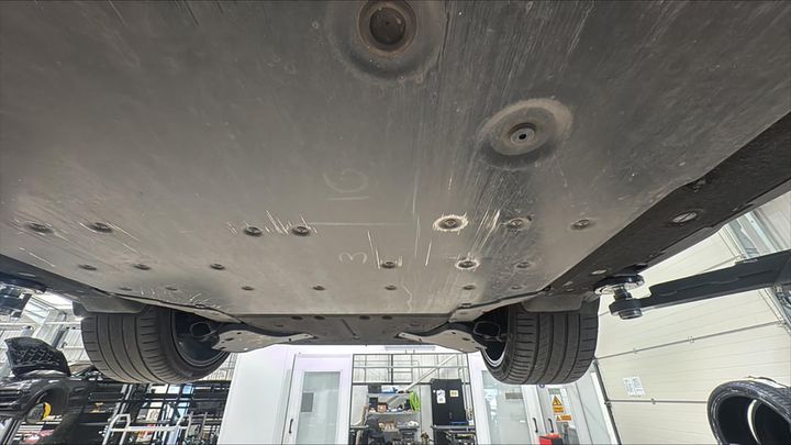 Detalle de los bajos de un Porsche Taycan