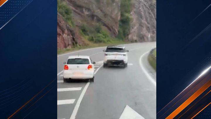 Captura de un momento de la escena del pique de los dos conductores.