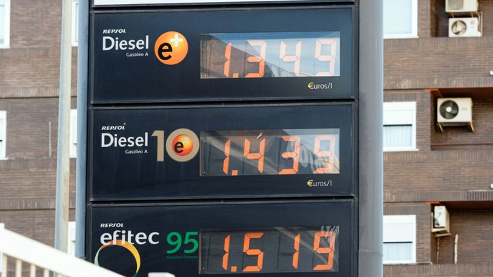 Torre de una estación de servicio de Repsol con los precios del combustible indicados.