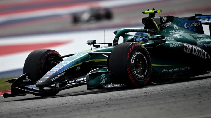 Fernando Alonso, a bordo del Aston Martin golpeado por Albon en Austin.