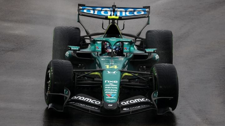 Fernando Alonso conduce el Aston Martin AMR26 en el circuito de Singapur.