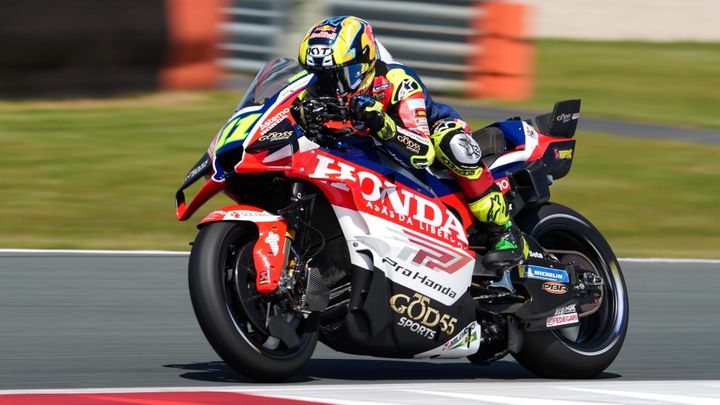 Diogo Moreira conduce una Honda de MotoGP en el circuito de Assen.