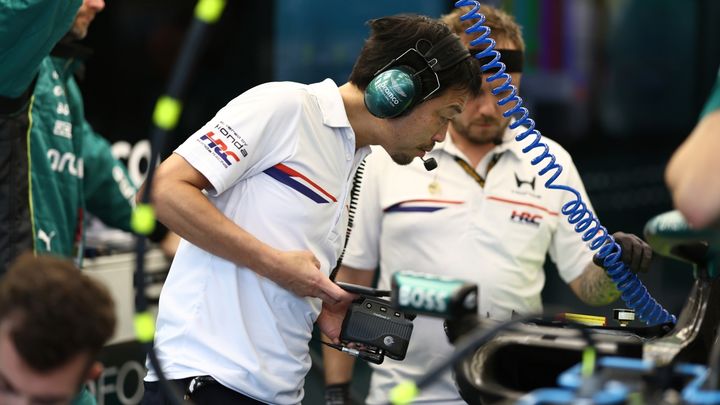 Ingenieros de Honda trabajan en el Aston Martin AMR26B en el garaje del equipo en el circuito de Marina Bay.