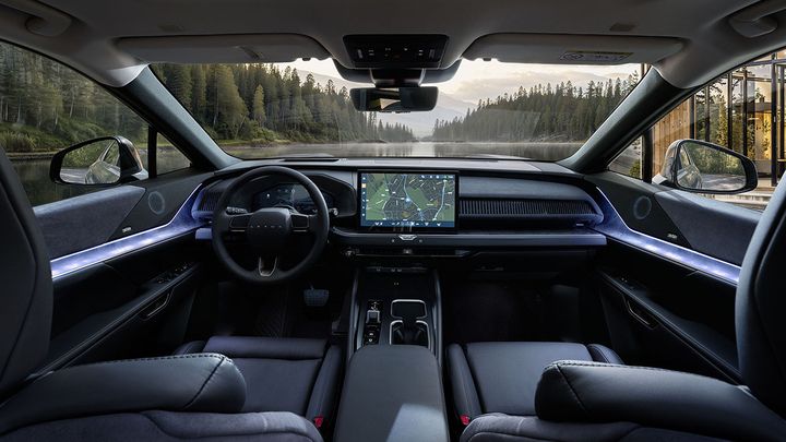 Interior del Lexus TZ 2027 con una enorme pantalla táctil e instrumentación digital