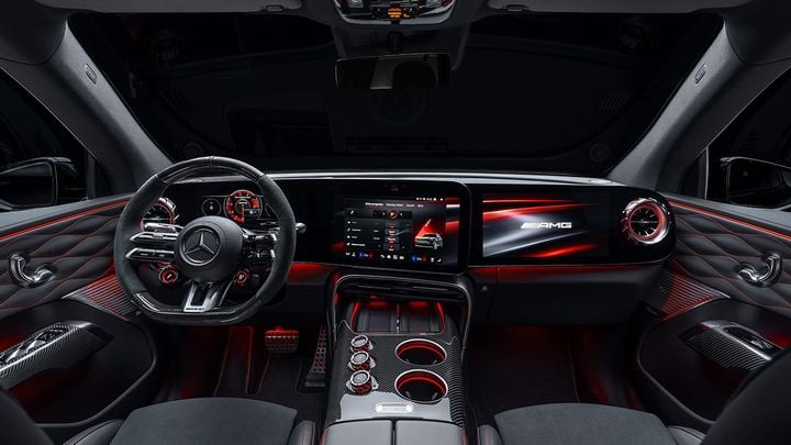 Vista del interior del nuevo Mercedes-AMG GT SUV con el sistema multimedia MBUX y tres pantallas en el salpicadero