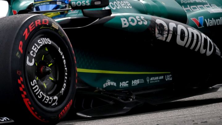 Zona media lateral del Aston Martin con daños en suelo, aditamentos aerodinámicos y pontón.