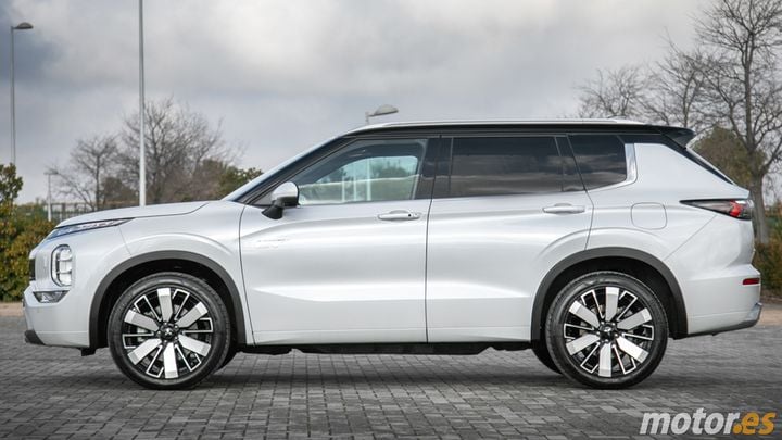 Vista lateral del Mitsubishi Outlander PHEV en color blanco con techo negro