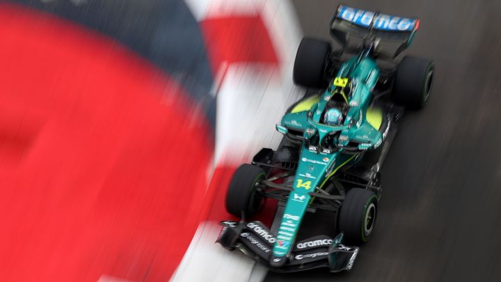 Fernando Alonso, a bordo del Aston Martin de Fórmula 1 en el circuito de Singapur.