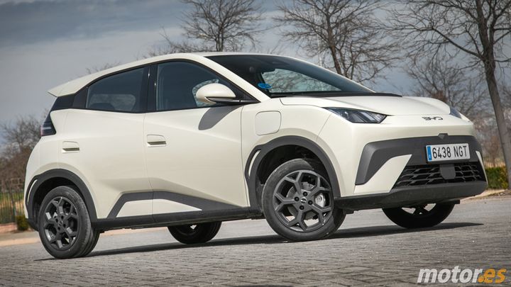 Vista lateral frontal del BYD Dolphin Surf con acabado Active y color blanco