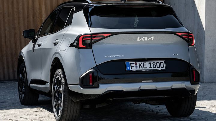 Vista trasera del KIA Sportage híbrido con acabado GT-line
