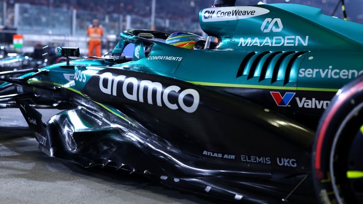 Monoplaza de Fórmula 1 de Aston Martin con publicidad de Aramco muy visible en su lateral.